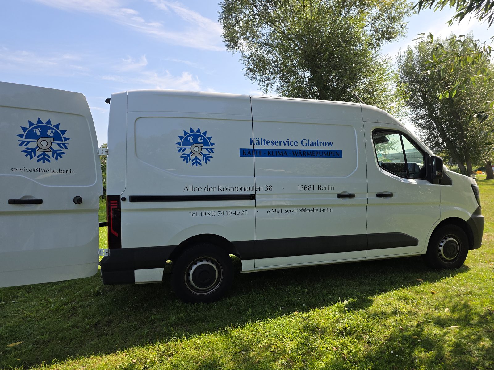 Servicefahrzeug des Kälteservice Gladrow mit Firmenlogo und Anschrift